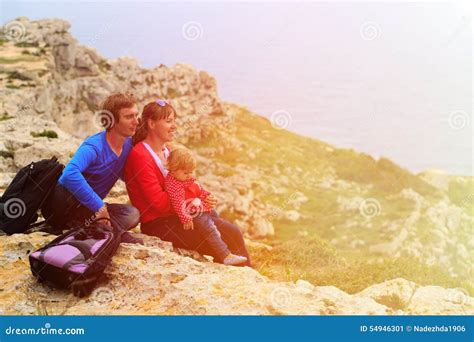 famiglia in viaggio con bambino piccolo
