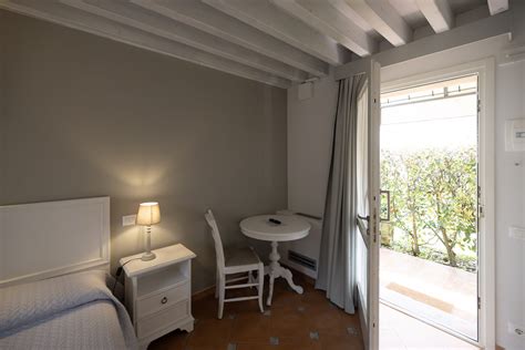 interno di una camera moderna con patio privato