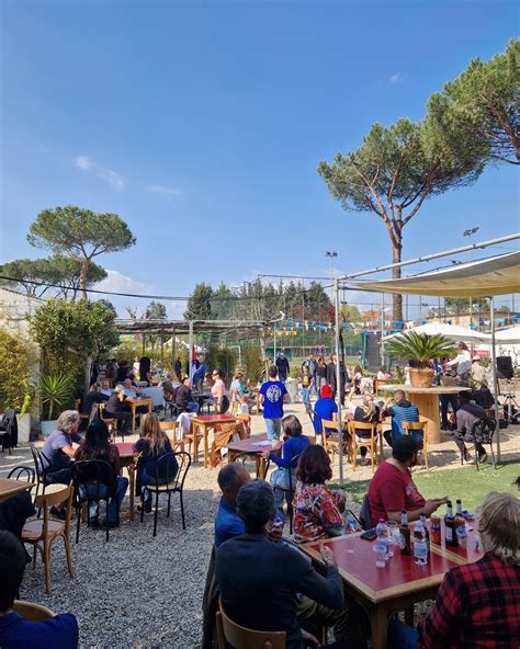 Famiglia che cena felicemente in un ristorante con area giochi visibile