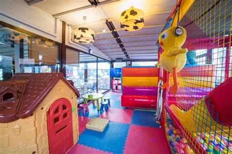 Interno di un ristorante a tema giungla con area giochi