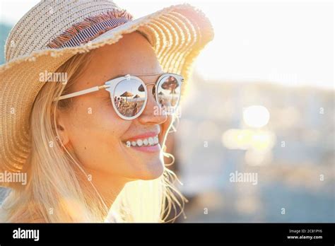 Bambino con cappello e occhiali al sole