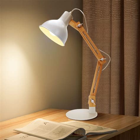 esempi di lampade da scrivania con braccio flessibile