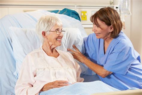 Infermiere che parla con un paziente in un letto d'ospedale