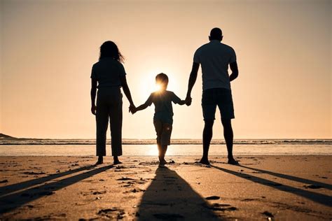 Illustrazione simbolica di una famiglia che si tiene per mano in un paesaggio in evoluzione, rappresentando il legame tra cultura e identità