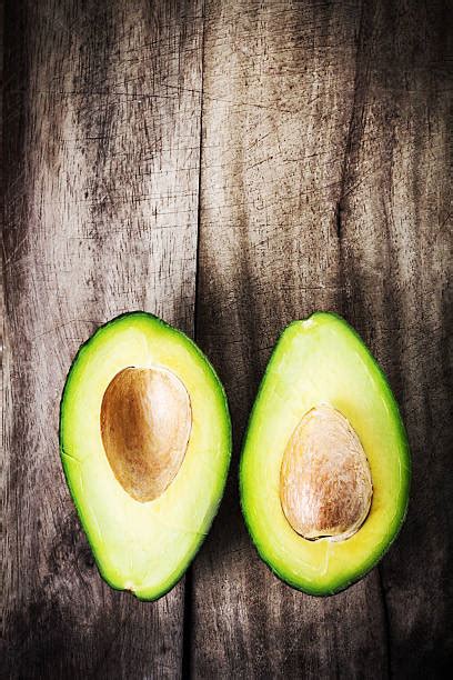 Ingredienti naturali: un avocado in primo piano