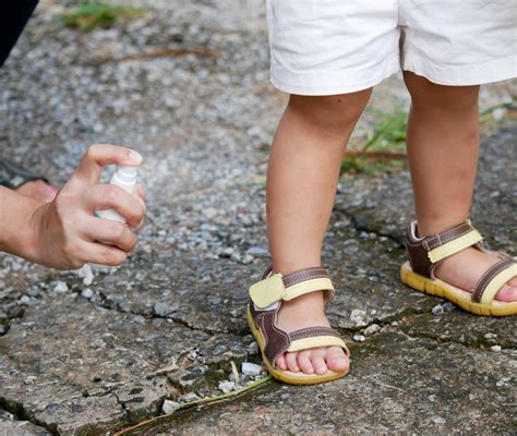Bambino protetto dalle zanzare che gioca all'aperto