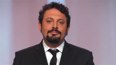 Enrico Brignano in TV con il microfono