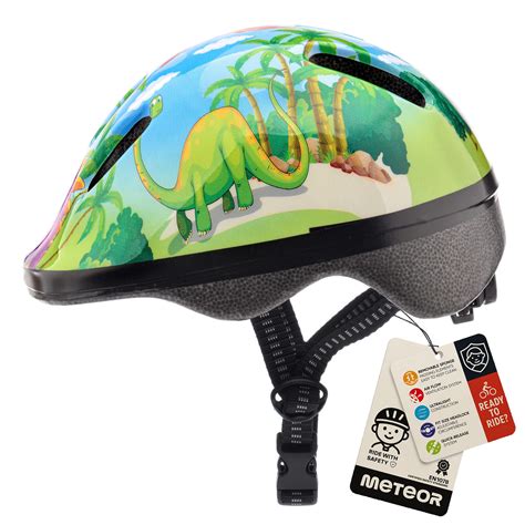 dettaglio di un casco per bambini e scarpe chiuse sicure per l'attività fisica