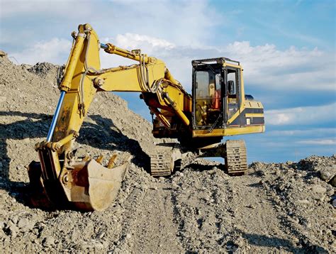 Dettaglio tecnico delle ruote silenziose e della ruspa anteriore di un trattore giocattolo