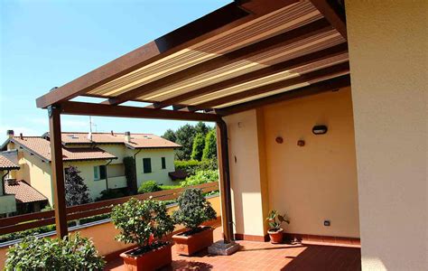 Dettaglio della terrazza solarium del residence con vista sul giardino privato