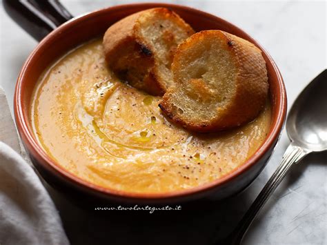 Immagine di una ciotola di vellutata di fagioli e patate per neonati
