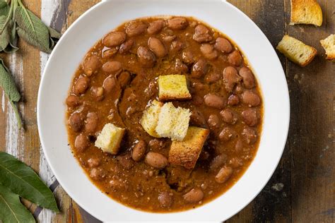 Immagine di una zuppa di fagioli tradizionale con pane croccante