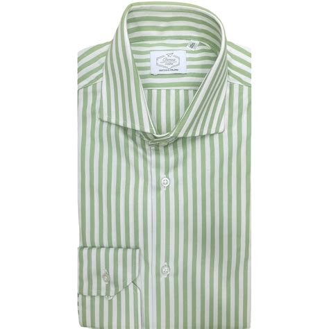 Camicia verde da caccia su sfondo naturale