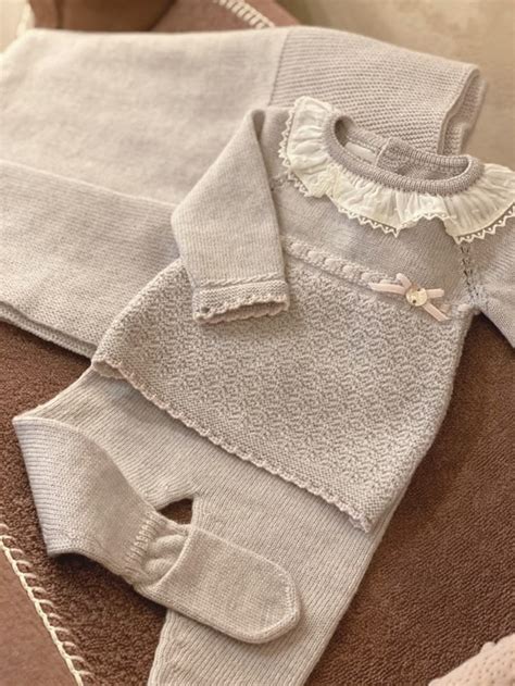 Preparazione del corredo per un neonato in autunno con tutine di vari tessuti