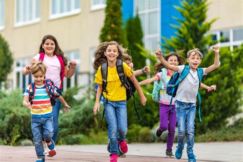 Gruppo di bambini che celebrano la fine della scuola primaria
