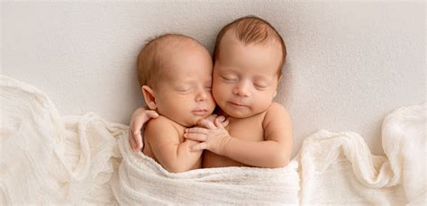 Genitori che allattano due gemelli contemporaneamente