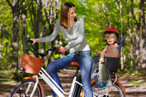 Ciclista che controlla il fissaggio del seggiolino