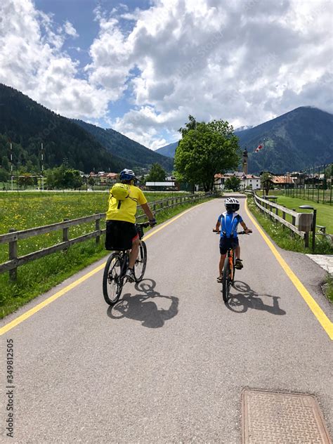Famiglia che pedala su pista ciclabile