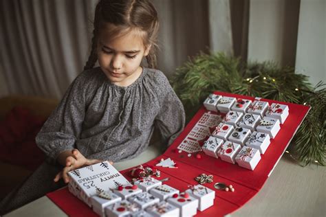 Bambino curioso che esplora un calendario dell'Avvento fai-da-te