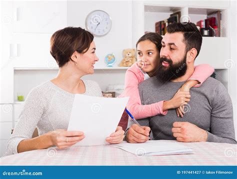 genitori che firmano documenti comunali