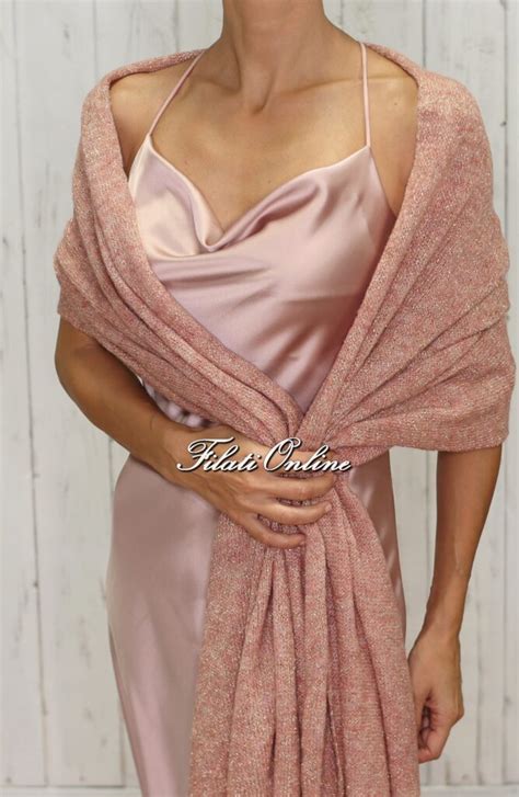 Donna con stola beige su abito rosa cipria