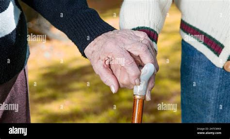 Coppia anziana mano nella mano