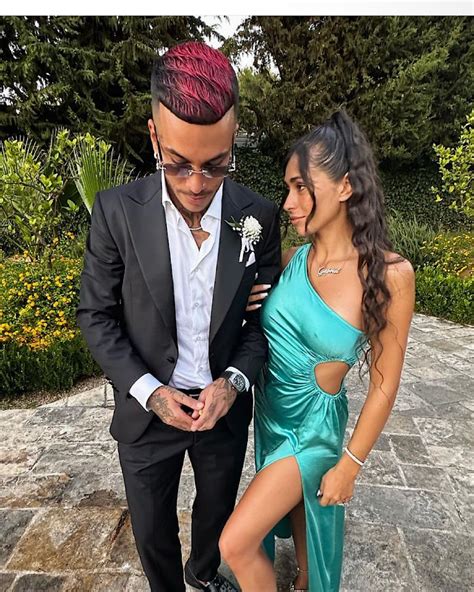Sfera Ebbasta e Angelina Lacour in uno scatto che celebra l'annuncio della gravidanza