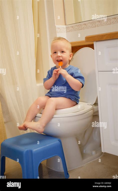 Bambino seduto sul vasino sorridente