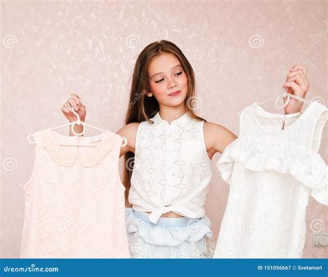Bambina felice con nuovi vestiti
