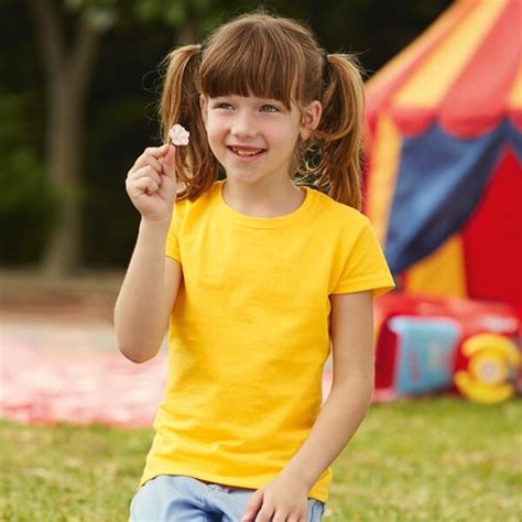 Bambina che indossa una t-shirt colorata