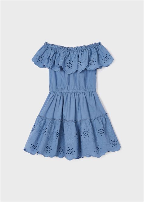 Bambina con vestito fatto a mano in cotone