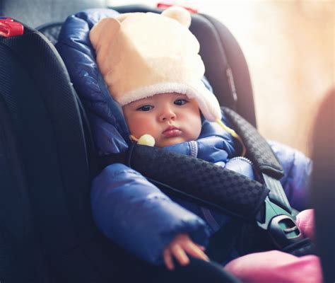 Bambino con giubbotto troppo spesso in seggiolino