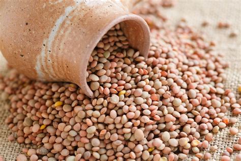 Lenticchie colorate e nutrienti su un piano di lavoro in cucina