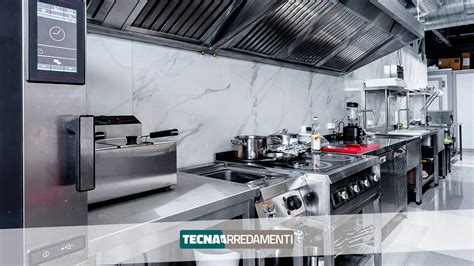 Attrezzatura da cucina per preparare pappe, dal frullatore al passaverdure