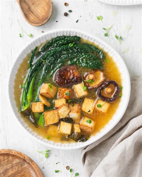 Una tradizionale ciotola di zuppa di miso servita con alghe e tofu in un ambiente luminoso