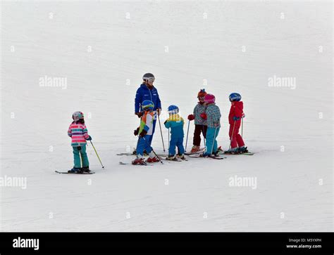 Bambini con maestro di sci su una pista