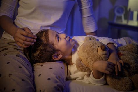 Bambino dorme cullato dal genitore