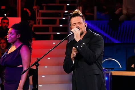 Enrico Nigiotti sul palco di Amici