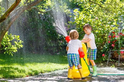 Bambini che giocano con i gavettoni in estate