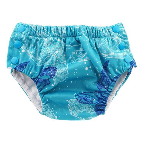 Bambino con pannolino da nuoto in spiaggia