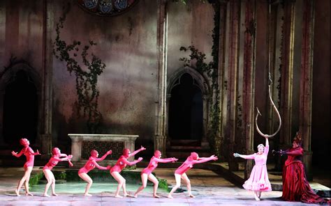 Foto di scena durante uno spettacolo musicale diretto da Paolo Limiti