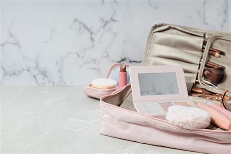 dettaglio di un beauty case con prodotti essenziali