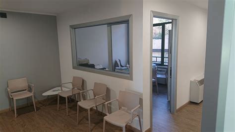 Illustrazione di un consultorio familiare con personale medico e una donna