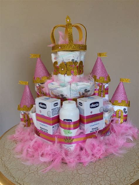 Diverse forme creative di torte di pannolini (castello, moto, carrozzina)