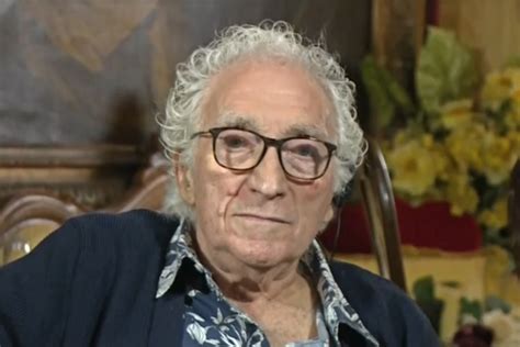 Tony Dallara nel suo studio d'arte, intento a dipingere