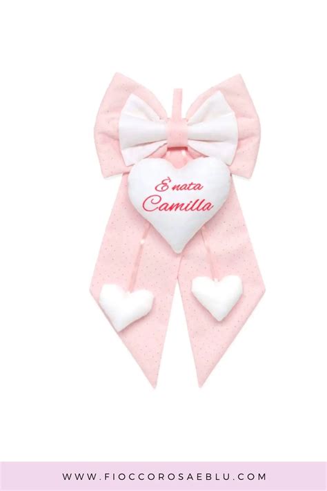 Mano che tiene un fiocco rosa e blu