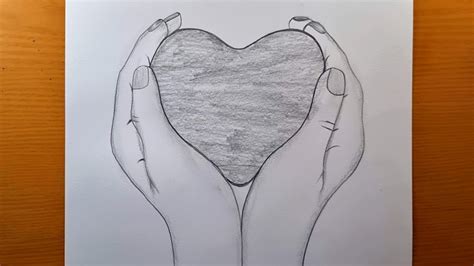 Immagine di due mani intrecciate con un piccolo cuore disegnato