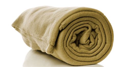Dettaglio delle cuciture di una coperta per neonati in pile agnellato