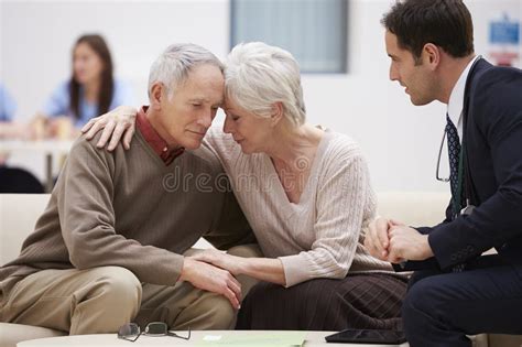 Coppia che discute con medico