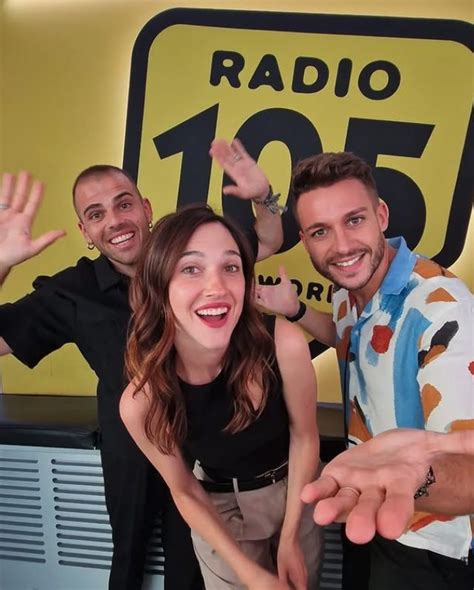 Lodovica Comello durante una sessione di registrazione podcast